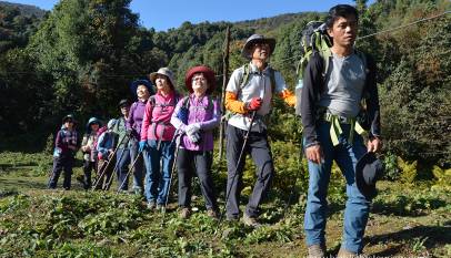 Tourists approaching Poon hill