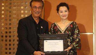 Suraj Vaidhya handing over Certificate of recognition to Xu Qing